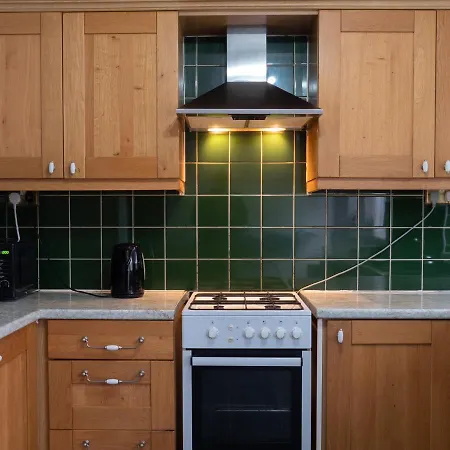 Convenient 3br Close To Qe Hospital & University Of *